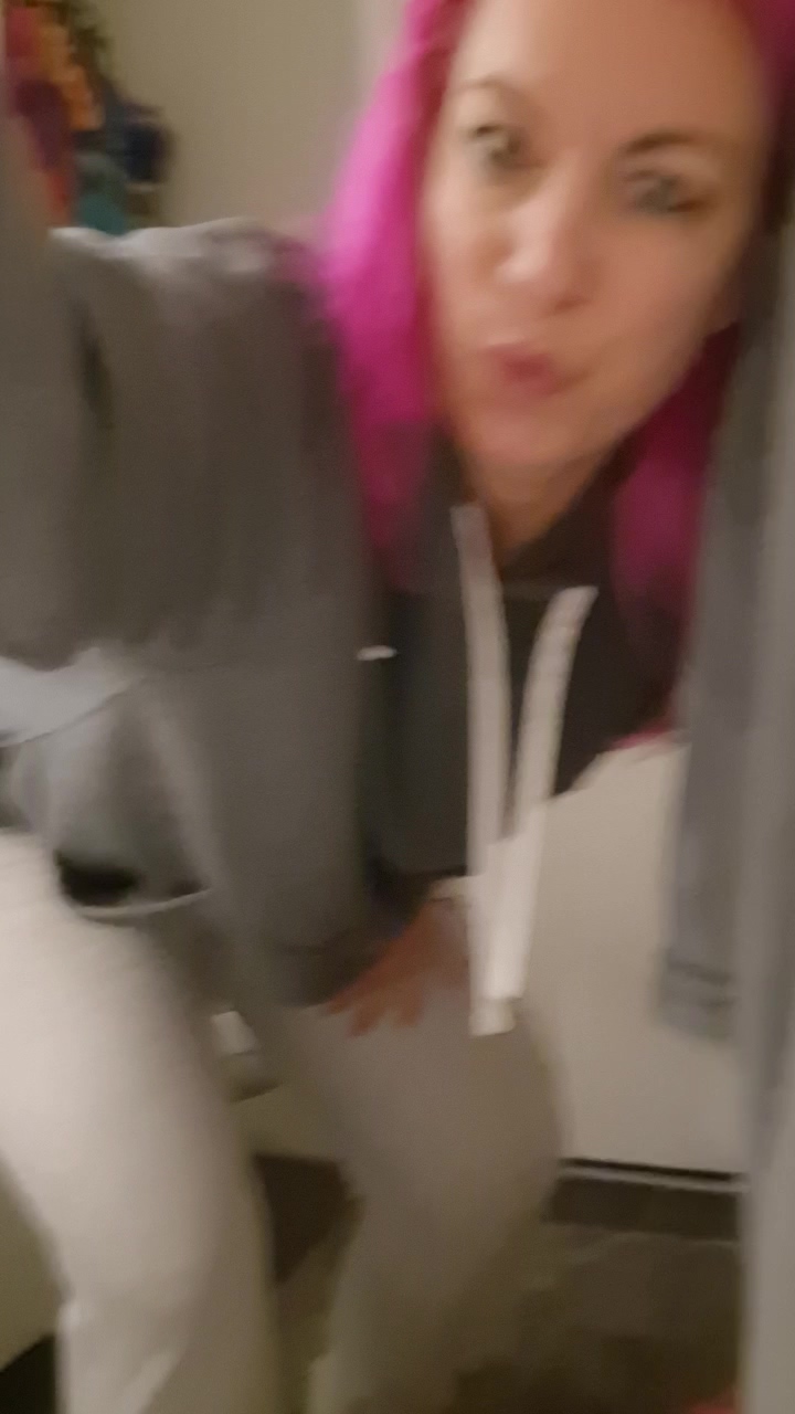 Hey hallo, na magst du mich im Bad beim ausziehen, duschen und anziehen beobachten? Ich mach eine Show nur für dich