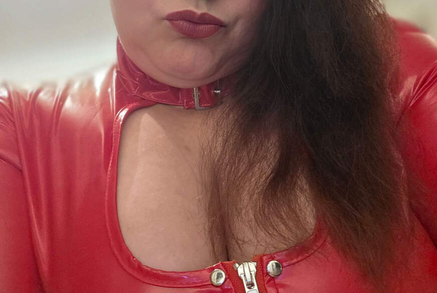 CurvyAngy: Ungezogene Curvy Angy in Lack im Garten